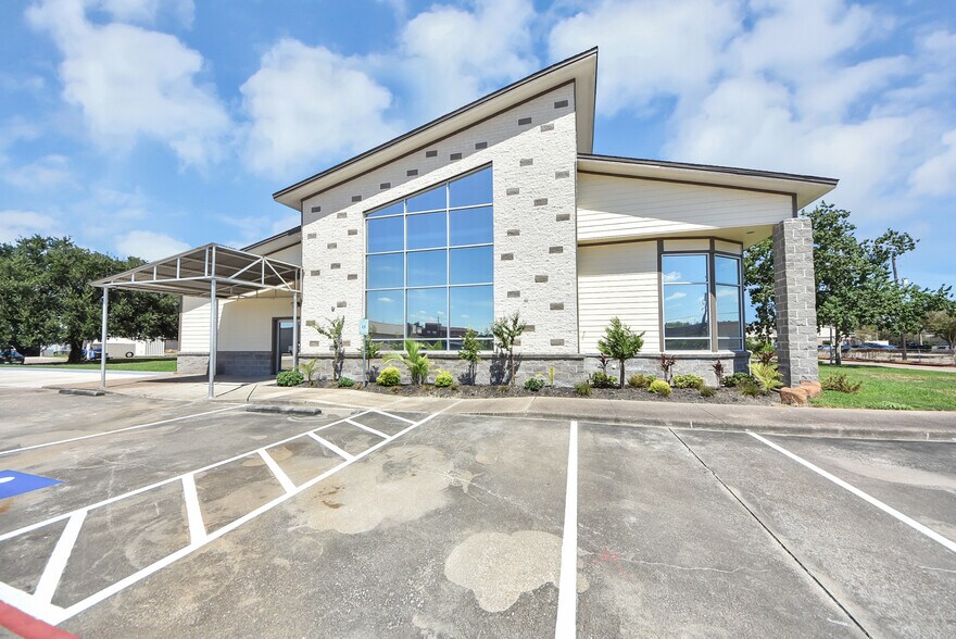 Primary Photo Of 1563 Live Oak St, Webster Office For Sale
