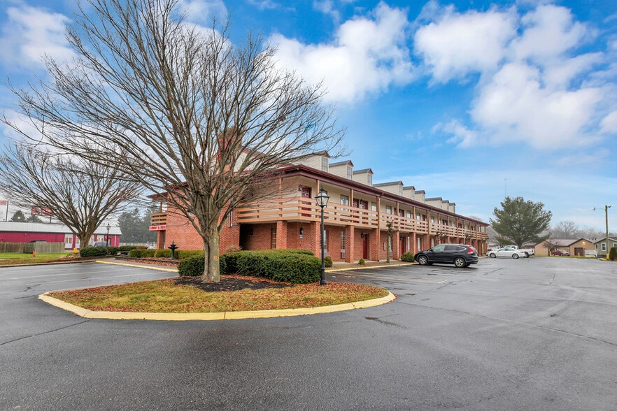 More Photos Of 111 W McCauley Dr, Uhrichsville Hotel For Sale