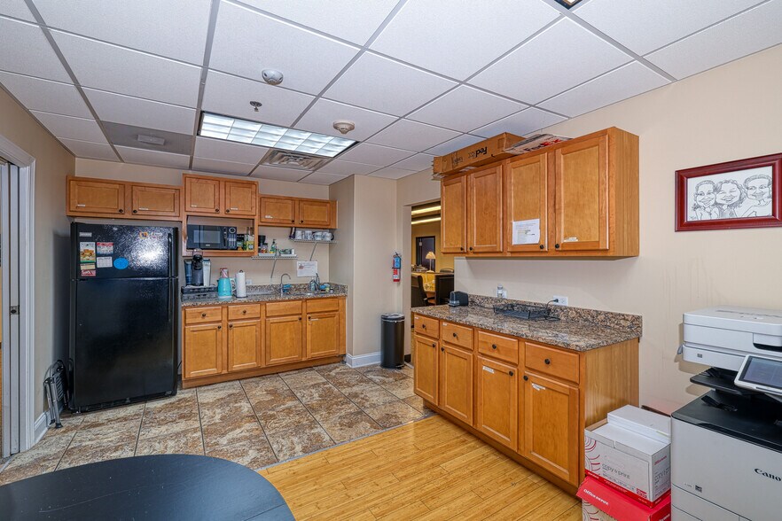 More Photos Of 10700 W Higgins Rd, Rosemont Loft Creative Space For Sale