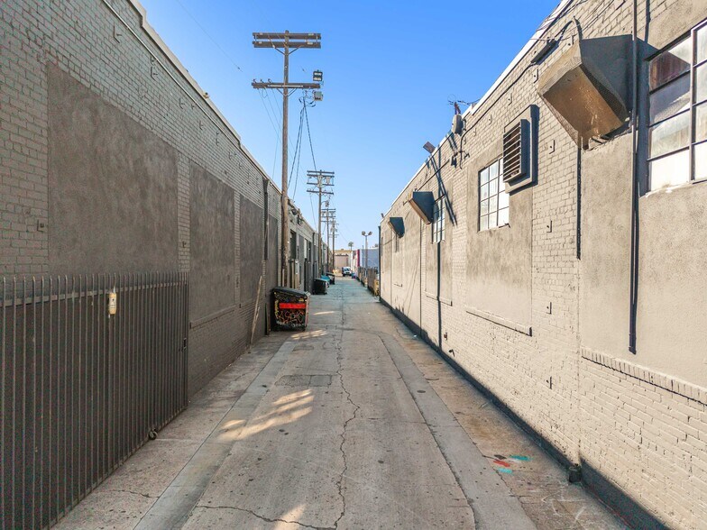 More Photos Of 2001-2031 S Santa Fe Ave, Los Angeles Warehouse For Lease