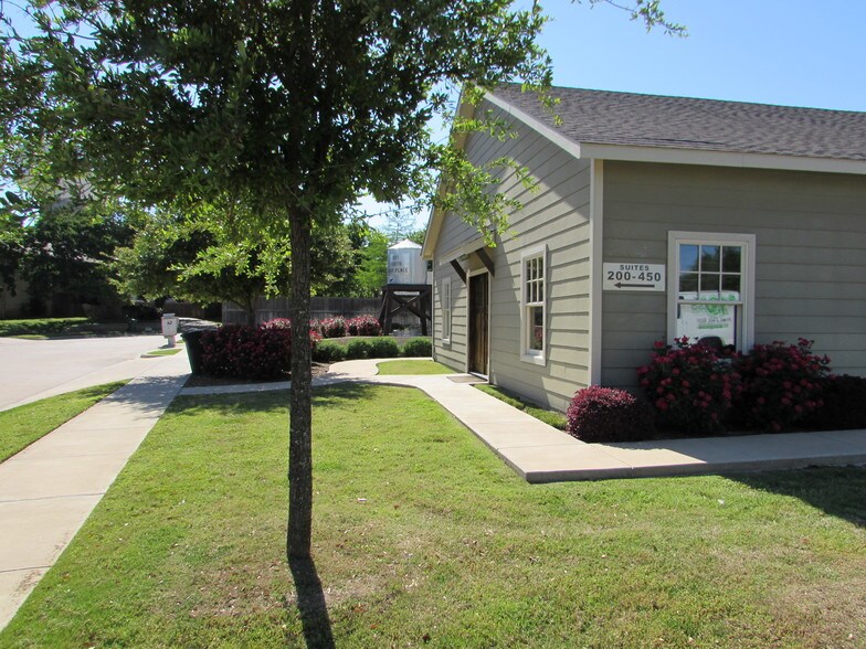 More Photos Of 621 N Main St, Grapevine Office For Sale