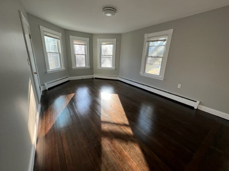 More Photos Of 12-20 Knox St Ct, Manchester Apartments For Sale