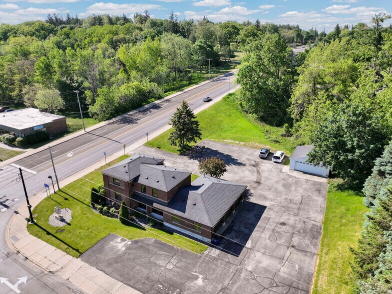 More Photos Of 1104 S Mitchell St, Cadillac Office For Sale
