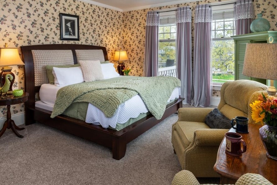 More Photos Of 506 S Oakland St, Saint Johns Hospitality For Sale