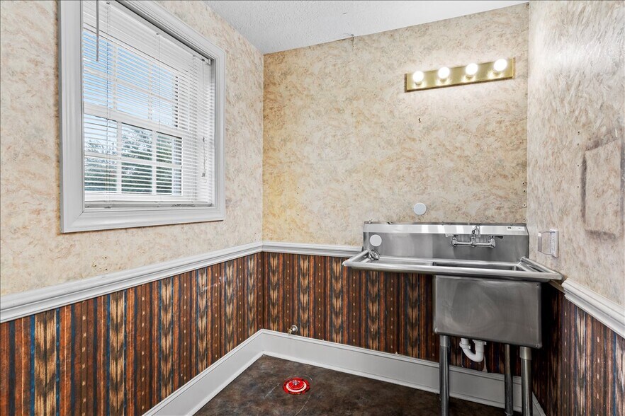 More Photos Of 492 W Main St, Forest City Freestanding For Sale