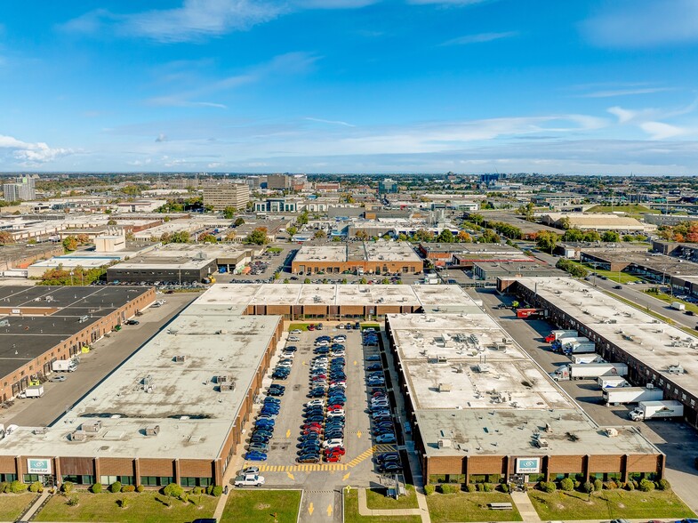 More Photos Of 295-371 Rue Deslauriers, Montréal Distribution For Lease