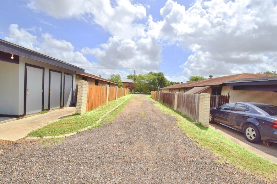 More Photos Of 402 S Tyler St, Beeville Apartments For Sale