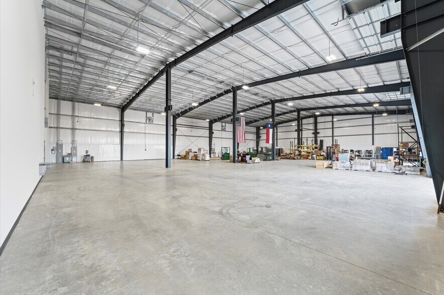 More Photos Of 30011 Binford Park Rd, Waller Warehouse For Lease
