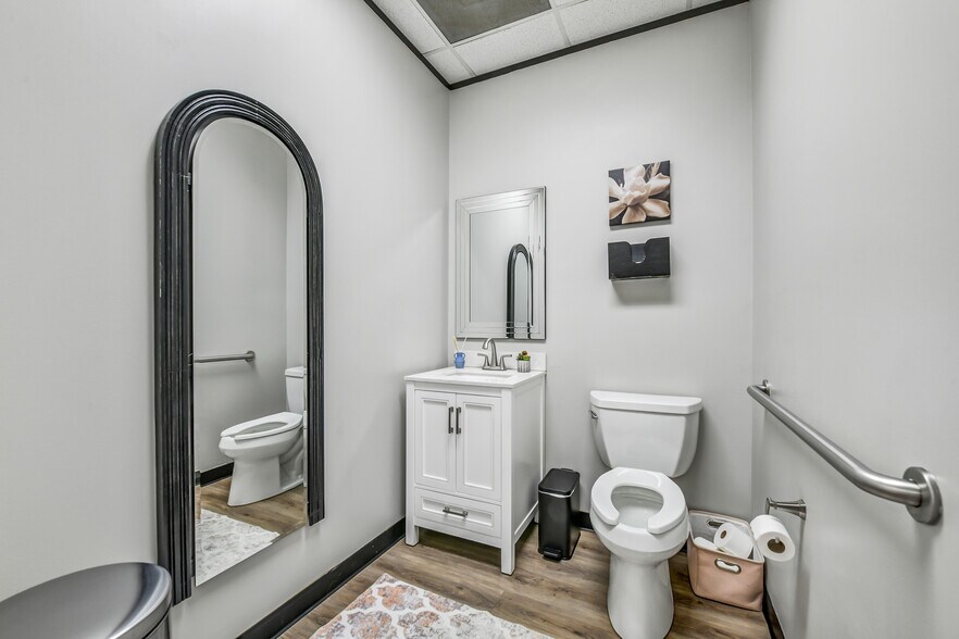 More Photos Of 2401 Parkwood Ave, Friendswood Office For Sale