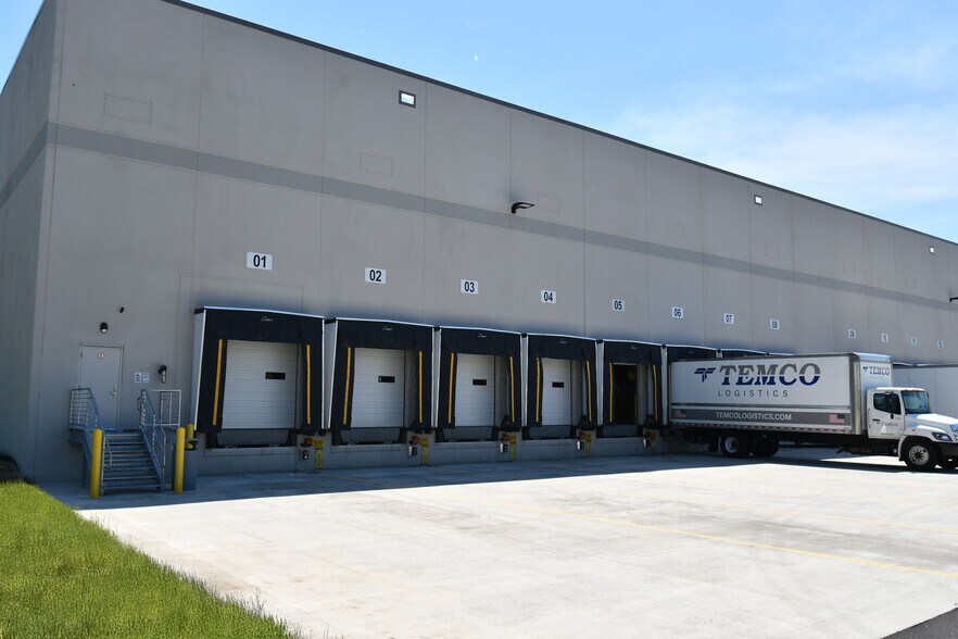 More Photos Of 124 Route 17K, Newburgh Distribution For Lease