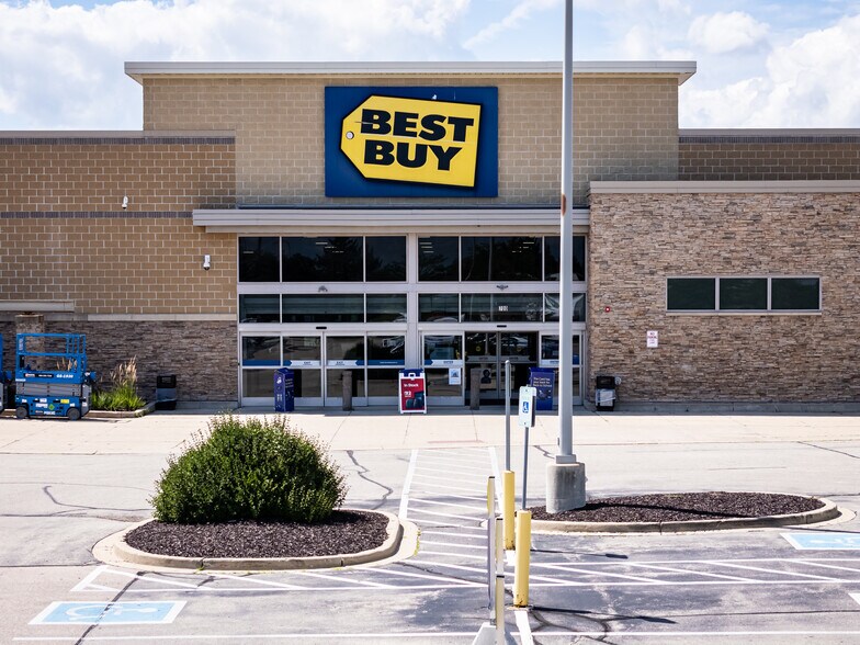 More Photos Of 700 N Edwards Blvd, Lake Geneva Freestanding For Sale