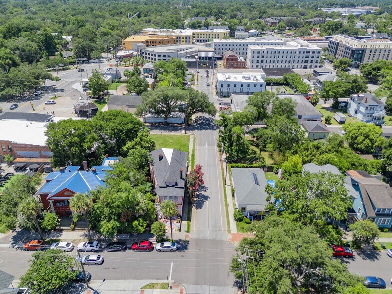More Photos Of 17 W 41st St, Savannah Freestanding For Sale