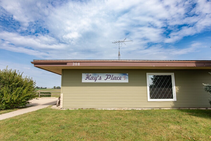 More Photos Of 308 Dale Dr, Montfort General Retail For Sale
