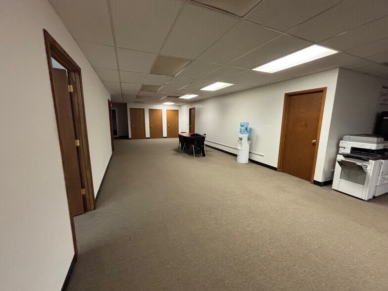 More Photos Of 4854-4864 S 10th St, Milwaukee Showroom For Lease