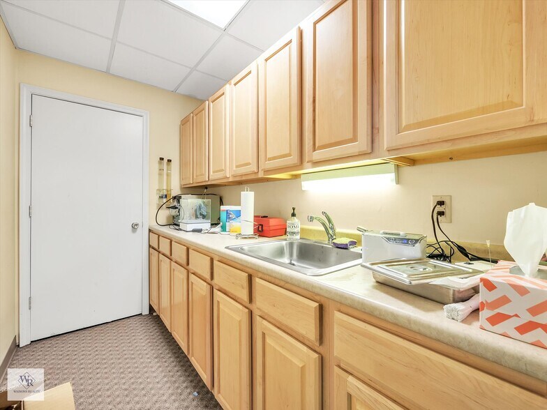 More Photos Of 25400-25430 Goddard Rd, Taylor Medical For Sale