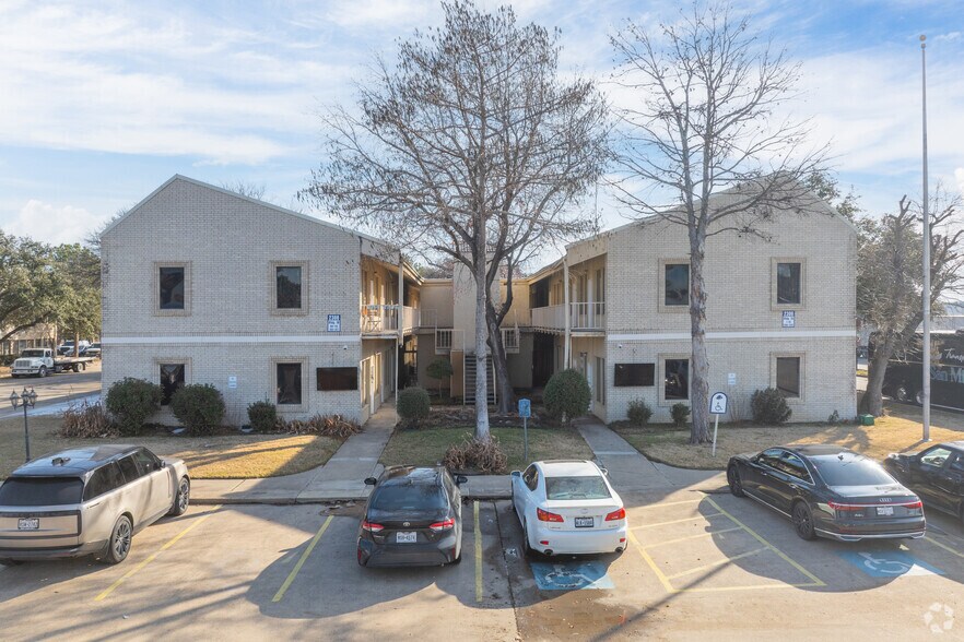 More Photos Of 2305 Oak Ln, Grand Prairie Office For Sale