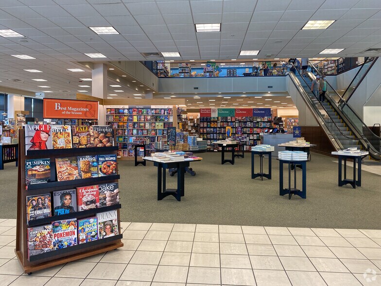 More Photos Of 1201 Lake Woodlands Dr, The Woodlands General Retail For Sale