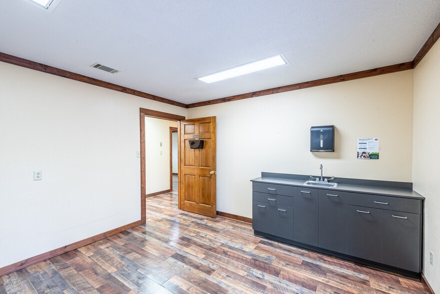 More Photos Of 706 W Barnard St, Glennville Medical For Sale