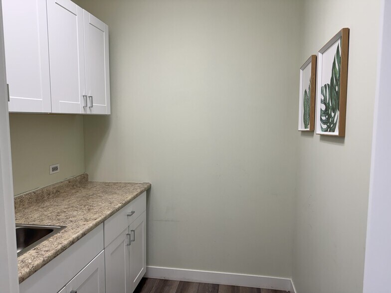 More Photos Of 939 N Plum Grove Rd, Schaumburg Medical For Lease