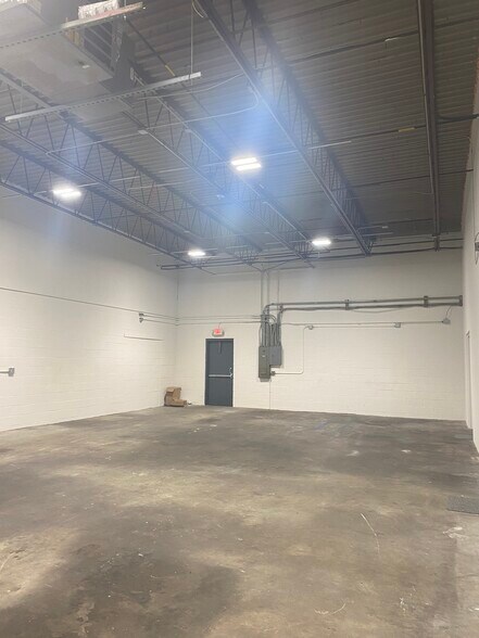 More Photos Of 1320 Lincoln Ave, Holbrook Warehouse For Lease