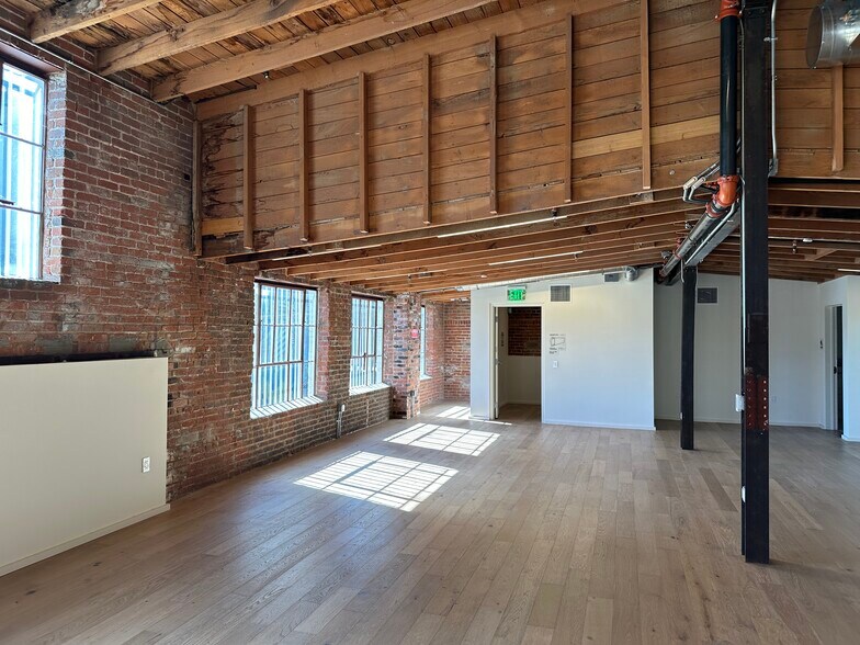 More Photos Of 407 Molino St, Los Angeles Showroom For Lease