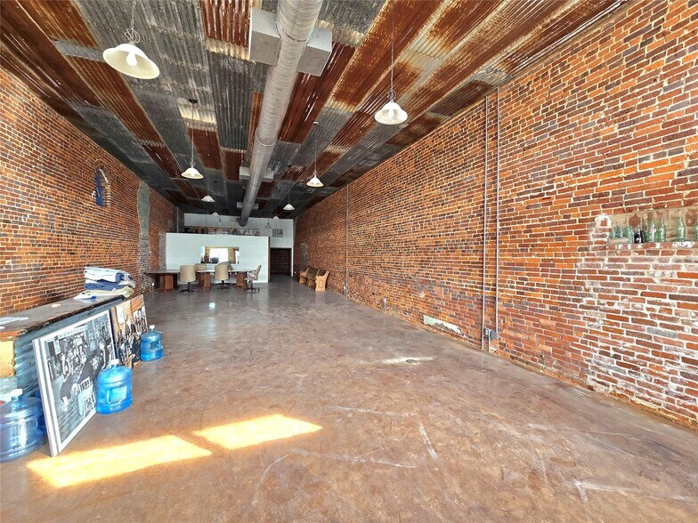 More Photos Of 101 Haning, Howe Storefront For Sale