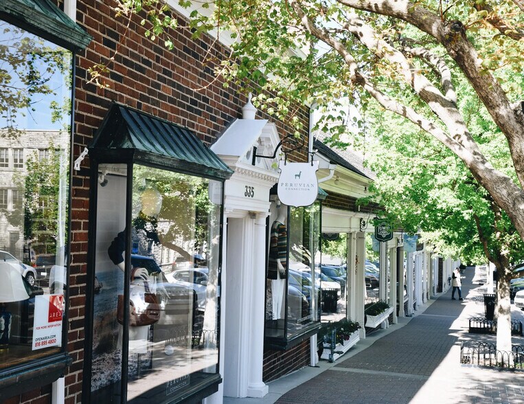 More Photos Of 55th @ SEC 55th & Brookside, Kansas City Unknown For Lease