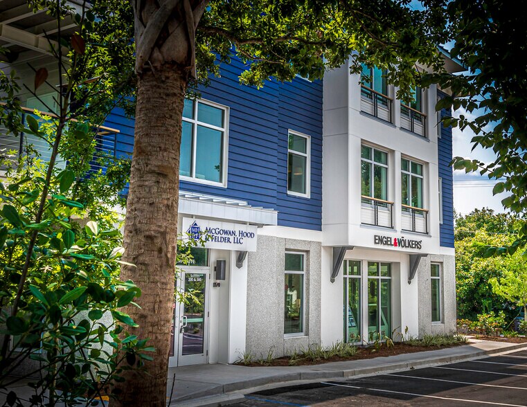 More Photos Of 10 Shem Dr, Mount Pleasant Office For Lease