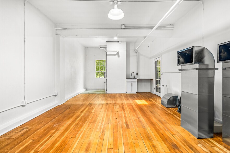 More Photos Of 920 Commercial St SE, Salem Restaurant For Sale