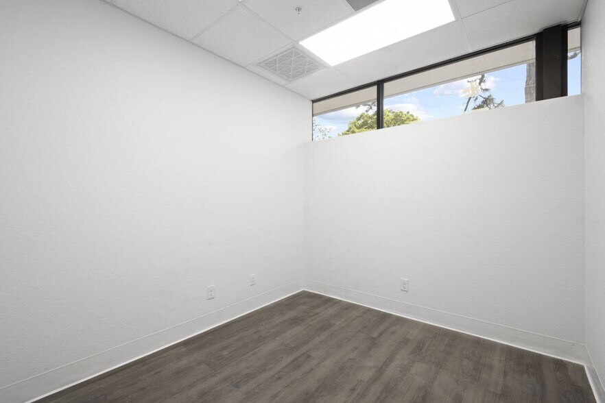 More Photos Of 3801 Bee Ridge Rd, Sarasota Storefront For Lease