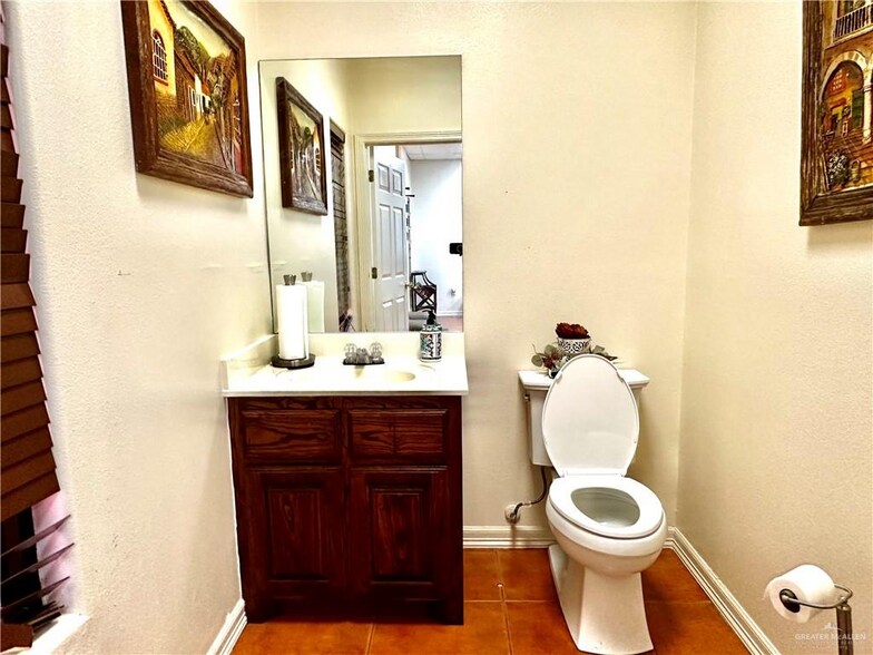 More Photos Of 412 Palmview Commercial Dr, Palmview Office For Sale