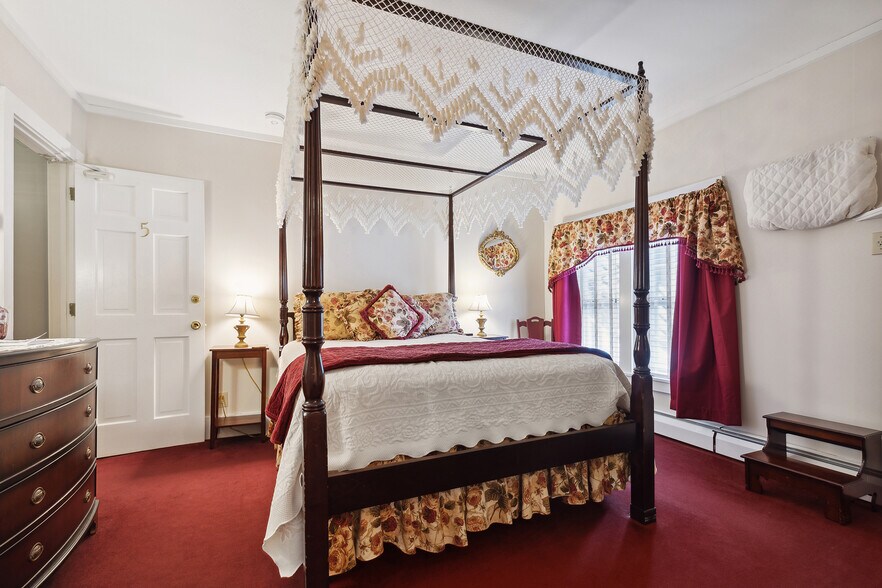 More Photos Of 67 Pleasant View Rd, Bradford Hotel For Sale