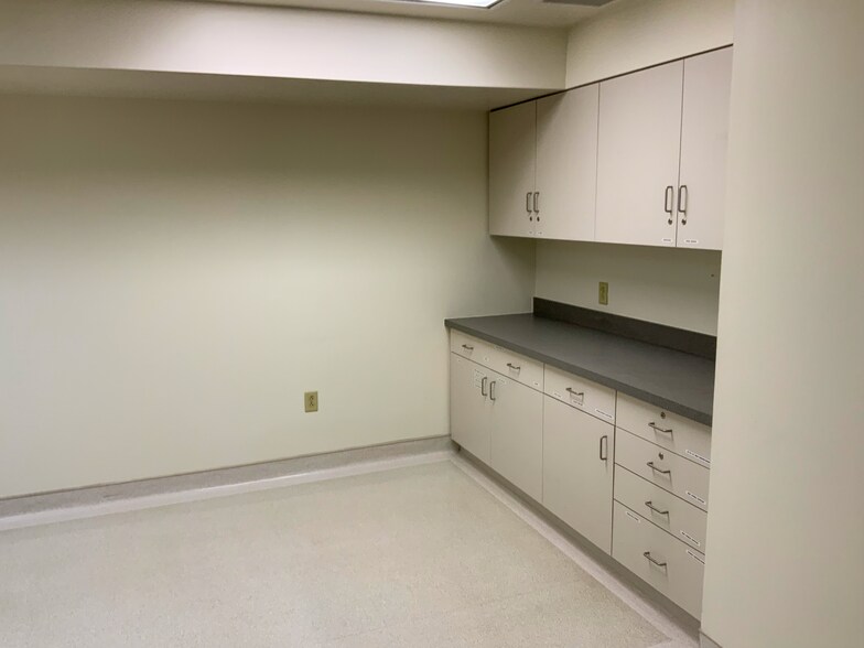 More Photos Of 730 Eden Rd, Lancaster Medical For Lease