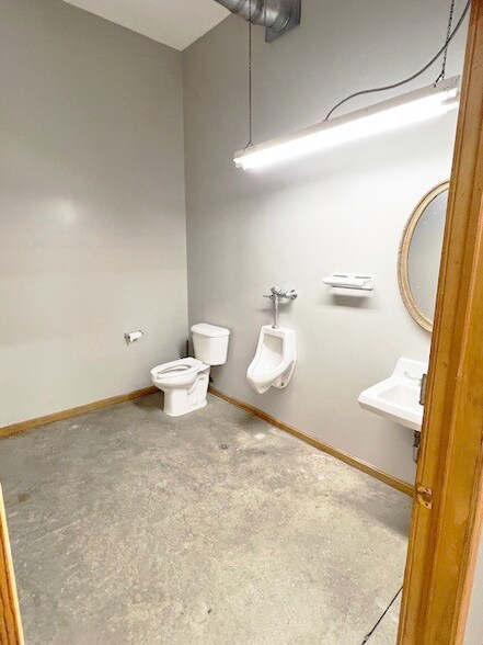 More Photos Of 4983 Ridge Rd, Medina Warehouse For Lease