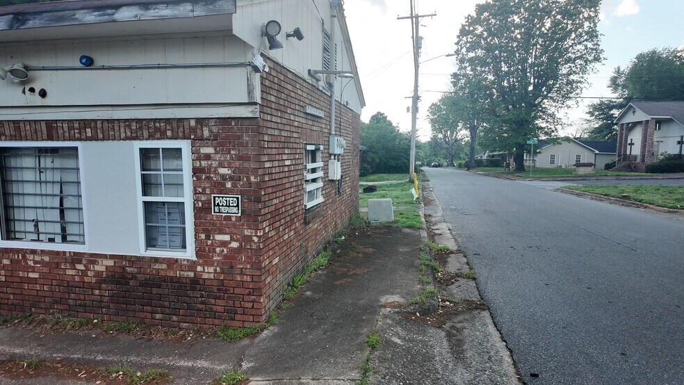 More Photos Of 711 Buffalo St, Shelby Flex For Sale