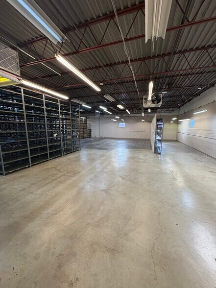 More Photos Of 1927 N Capitol Ave, Indianapolis Flex For Sale