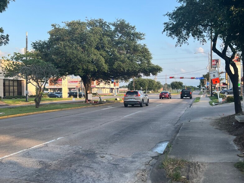 More Photos Of 6730 Wilcrest Dr, Houston Auto Repair For Lease