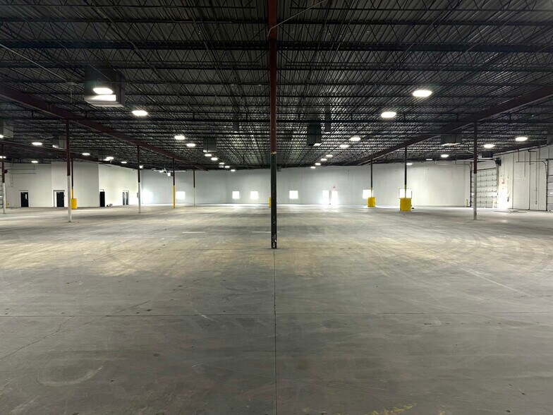 More Photos Of 990-1030 Freeway Dr N, Columbus Warehouse For Lease