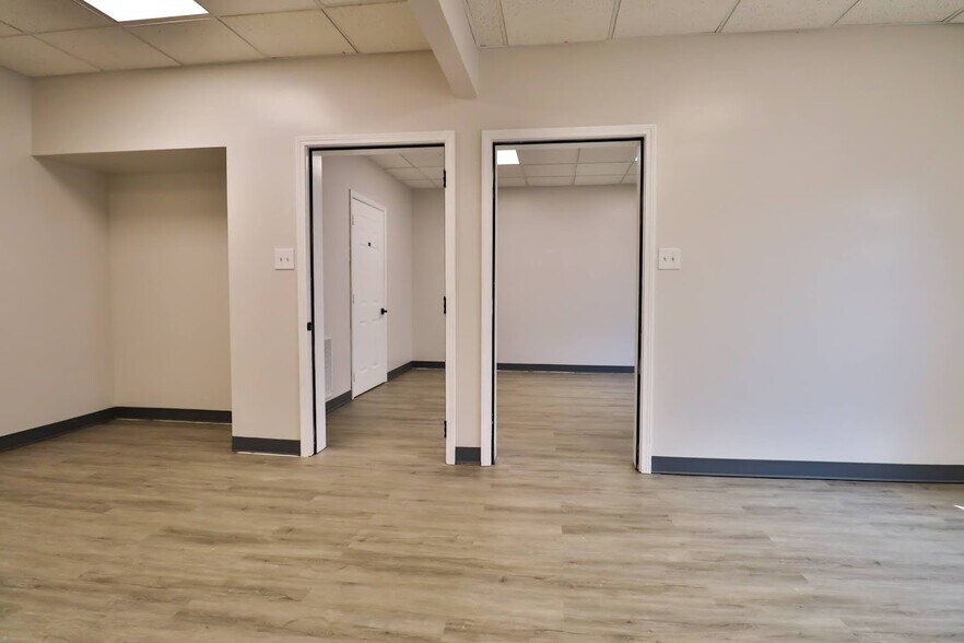 More Photos Of 4701-4731 W Midlothian Tpke, Crestwood Office For Sale