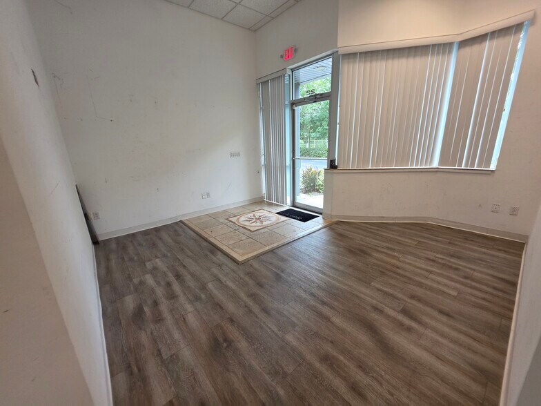 More Photos Of 7901 Kingspointe Pky, Orlando Showroom For Lease