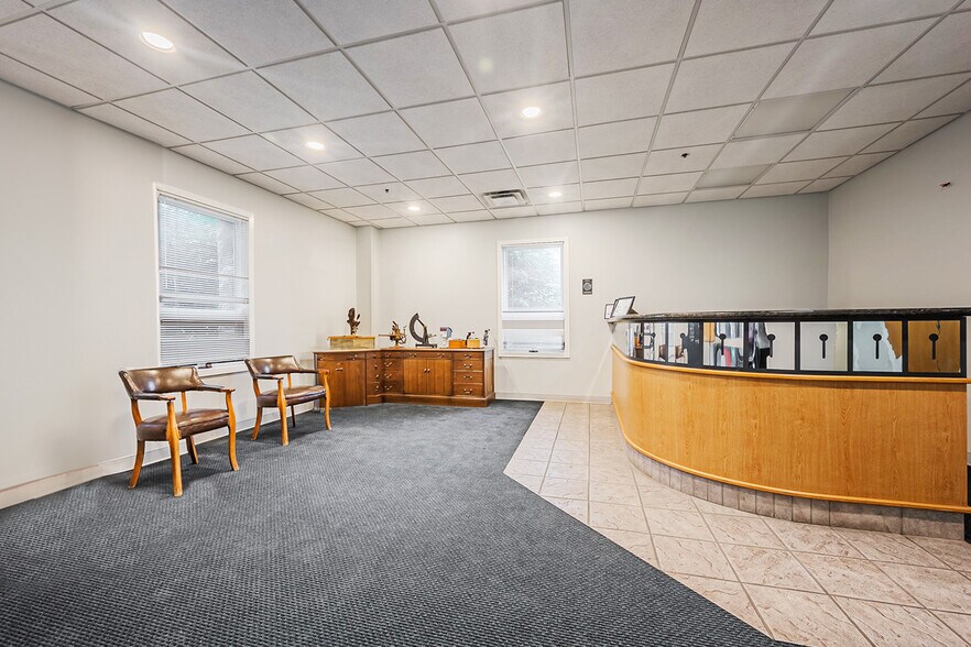 More Photos Of 40 McCullough Dr, New Castle Light Manufacturing For Lease