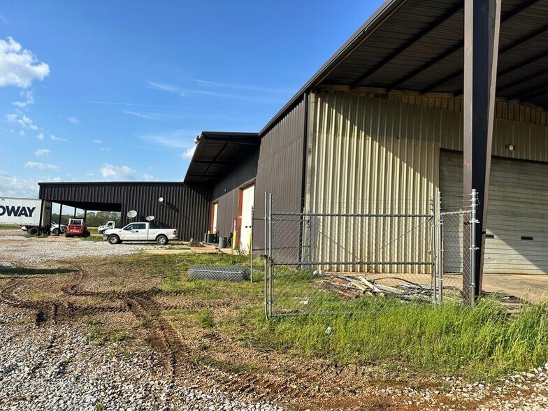 More Photos Of 910 State Highway 30 W, New Albany Warehouse For Sale