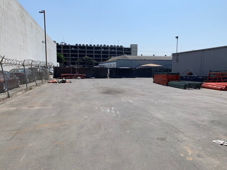 More Photos Of 5255 W 102nd St, Los Angeles Warehouse For Lease