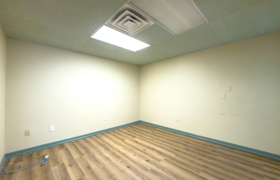 More Photos Of 6704 Williamson Rd, Hollins Storefront For Sale
