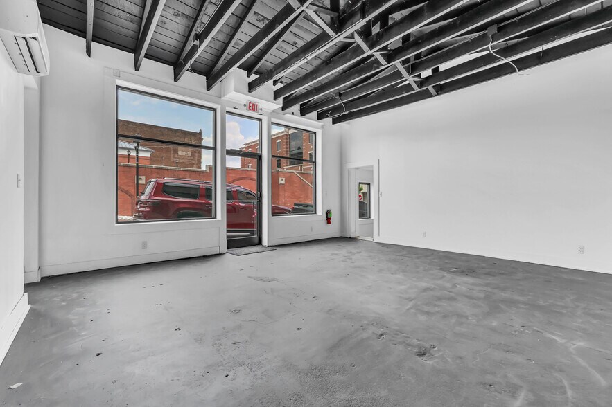 More Photos Of 106-N N 2nd St, Clarksville Freestanding For Lease