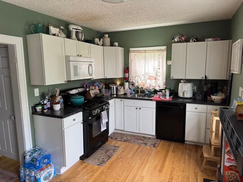 More Photos Of 444 S Meridian St, Ravenna Medical For Sale