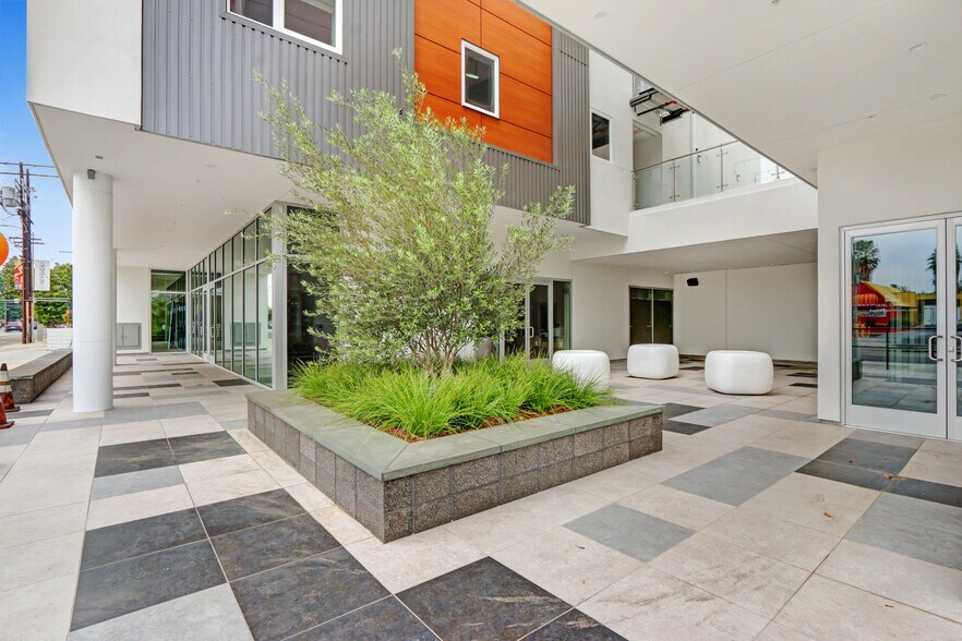 More Photos Of 18401 Nordhoff St, Northridge Apartments For Lease