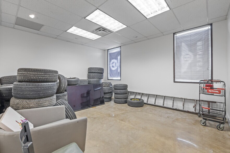 More Photos Of 2415 W Northwest Hwy, Dallas Storefront For Lease