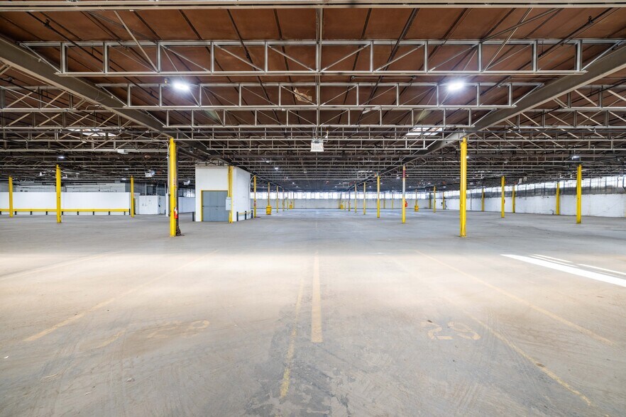 More Photos Of 2121-2225 W Fort St, Detroit Warehouse For Lease