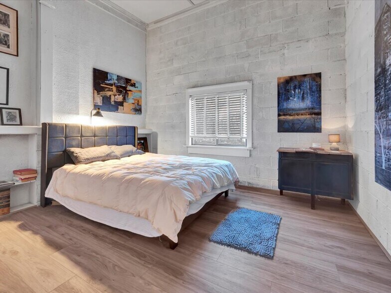 More Photos Of 132 Nacogdoches St, Center Storefront Retail Residential For Sale